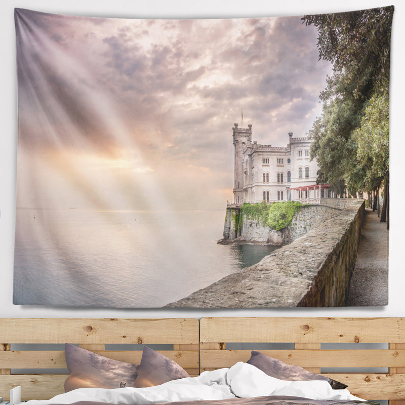 Paysage, tapisserie du château de Miramare au coucher du soleil, H 32 po x l 39 po