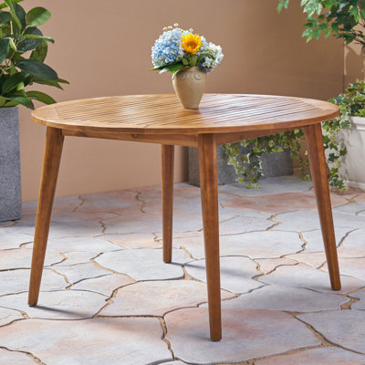 Table en bois de 120,7 cm (47,56 po) avec finition, style épuré et moderne, idéale pour une terrasse ou un patio. Dimensions : 76,2 cm (30 po) de hauteur x largeur x profondeur.