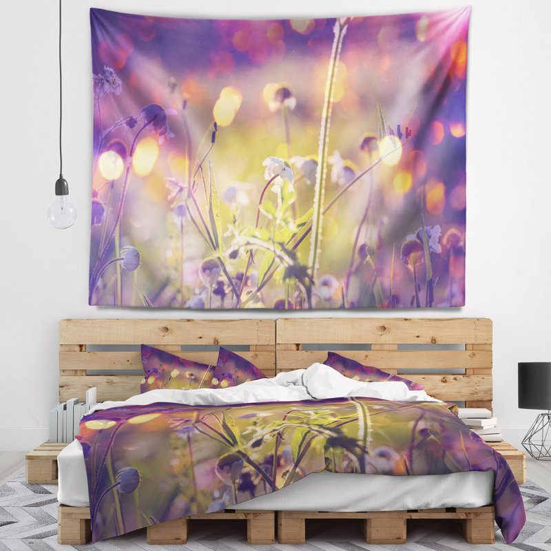 Fleurs florales dans un tapisserie pré, H 32 po x l 39 po