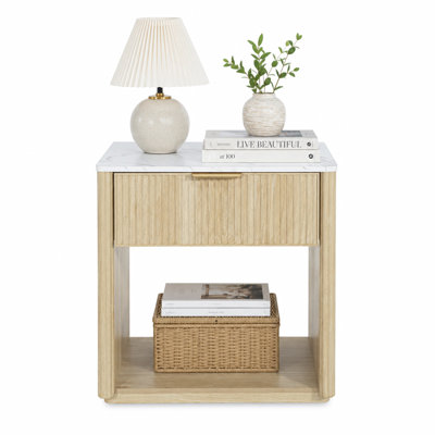 Table de chevet moderne cannelée avec 1 tiroir et tablette de rangement ouverte, table de bout avec plateau en faux marbre et poignée en aluminium doré, table de chevet à cadre en bois pour la chambre à coucher