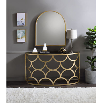Élégante console demi-lune avec base en métal et plateau en verre trempé pour les maisons modernes, idéale pour présenter des objets décoratifs
