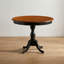Ensemble de salle à manger 3 pièces en bois dur asiatique cerisier noir, revêtement en lin et tissu, avec table ronde sur pied et chaises rembourrées à dossier à lattes pour 2 personnes.