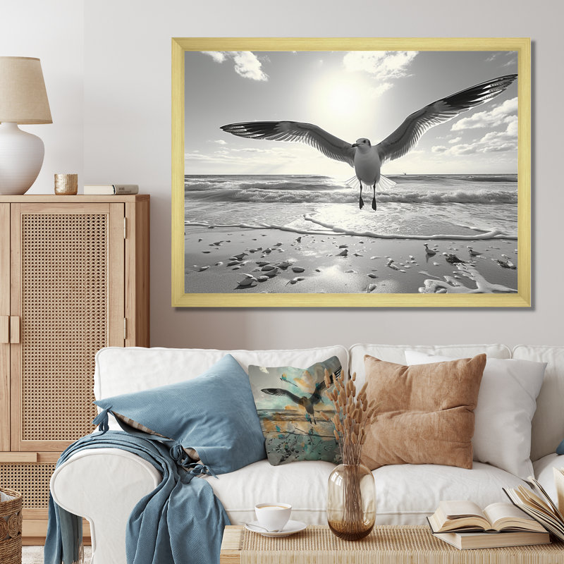 Grey Beach Seagulls in Flight IV - reproduction, Cadre doré à une seule photo, H 12 po x l 20 po x P 1 po