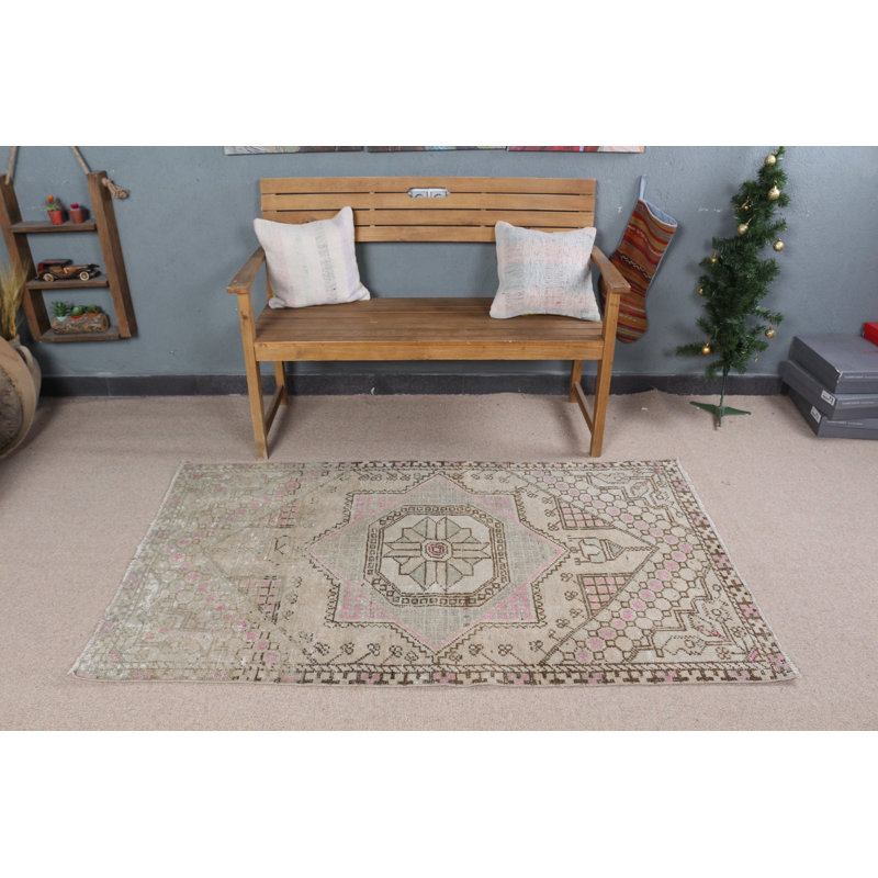 Tapis turc tissé à la main au motif géométrique rose, idéal pour enrichir le décor de votre salon