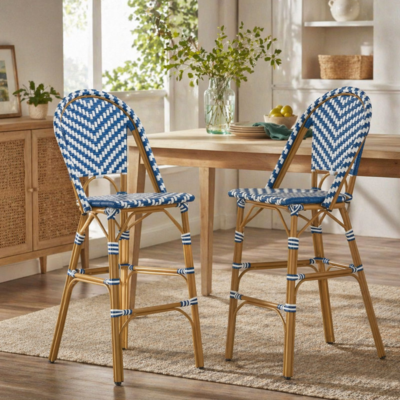 Tabouret de bar 29,5 po en rotin français d'extérieur, bleu marine et blanc, structure en aluminium avec finition en bambou