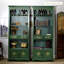 Vert massif + vitrines en bois manufacturé