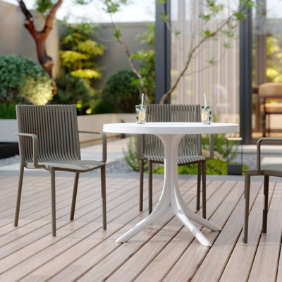 4 pièces de fauteuils empilables en PP gris chaud et table ronde blanche de 36 pouces pour un usage intérieur / extérieur de haute qualité