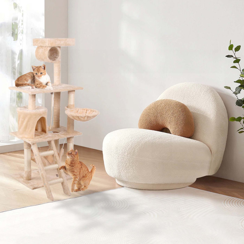 Structure d'escalade à plusieurs niveaux avec poteaux à griffer en sisal et hamacs confortables pour jouer et se détendre