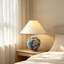 Petite lampe de table moderne en céramique bleue et métal avec abat-jour en mélange de lin pour le salon de la chambre à coucher, ampoule incluse-133222395