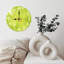 Horloge verte translucide