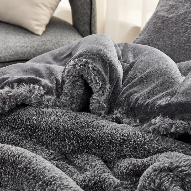 Ensemble d'édredon surdimensionné en fausse fourrure Comun, Sel noir, Édredon pour très grand lit + 2 taies décorativ