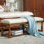 Long banc de rangement en cuir blanc