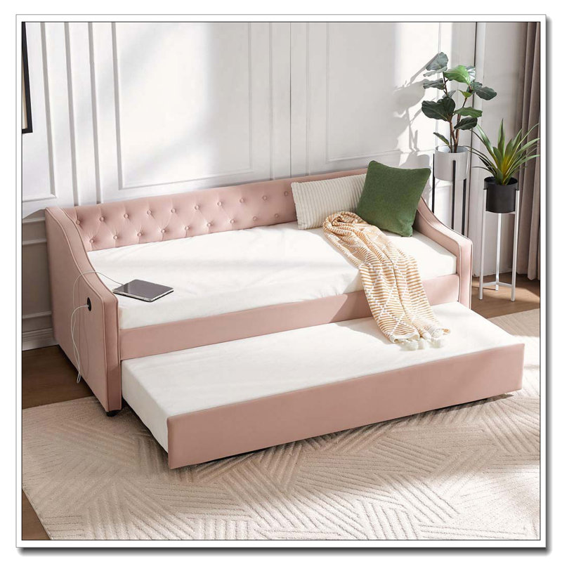 Lit de jour rembourré avec couchette, port USB, poches latérales, lit de jour en velours avec bouton sur le dos et passepoil sur les accoudoirs ondulés