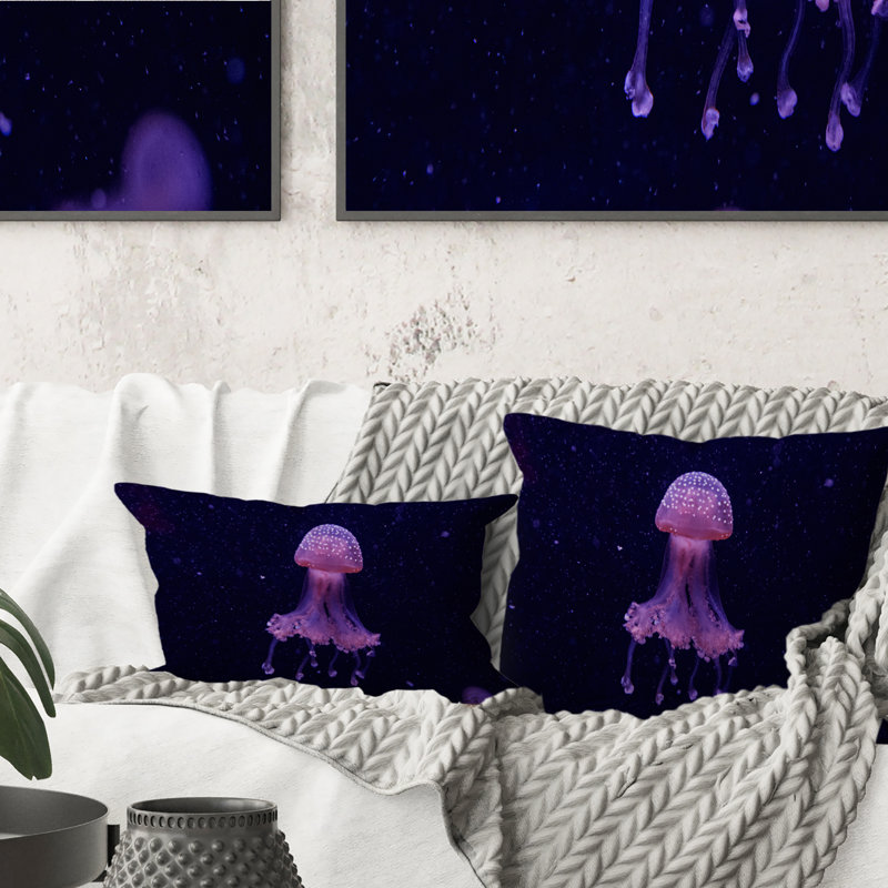 Macro d'une belle méduse Phyllorhiza - Coussin décoratif imprimé nautique et côtier, 16 po x 16 po