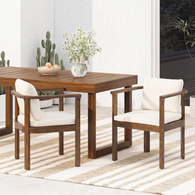 Ensemble de 2 chaises de salle à manger d'extérieur avec accoudoirs courbés en bois d'acacia, finition brune et coussins crème