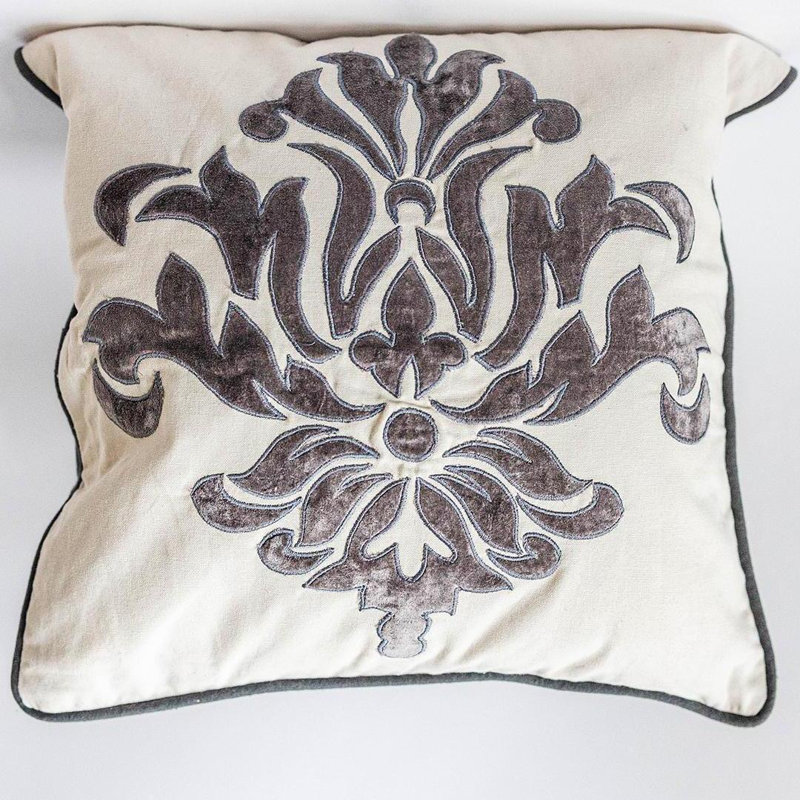 Coussin 20 po x 20 po avec applique en velours