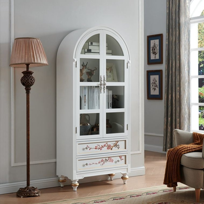 Blanc massif + bois manufacturé + vitrines