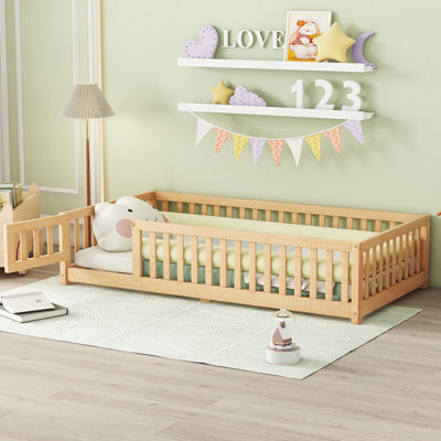 Lit simple pour enfants avec garde-corps et porte, structure de lit Montessori à profil bas, naturel