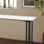 Une table de bar longue et luxueuse-461447619-461447621