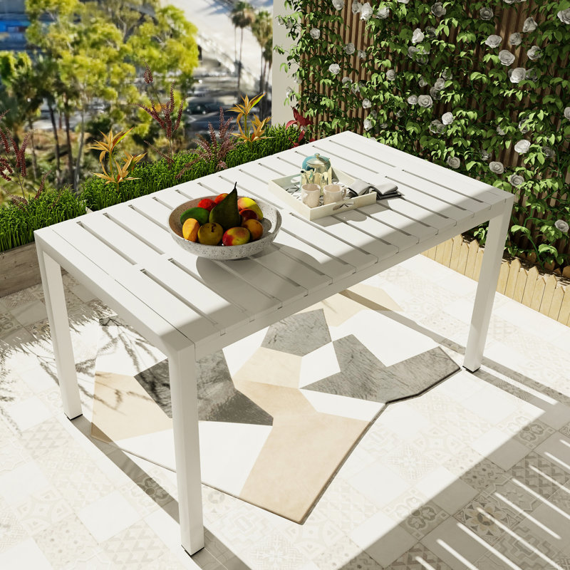 Table rectangulaire blanche de 55 pouces pour une utilisation intérieure / extérieure dans le jardin, la terrasse, le balcon - Pp léger et métal rouillé, cuisine longue moderne à assemblage facile, cour, structure en métal de la terrasse, pied antidérapant