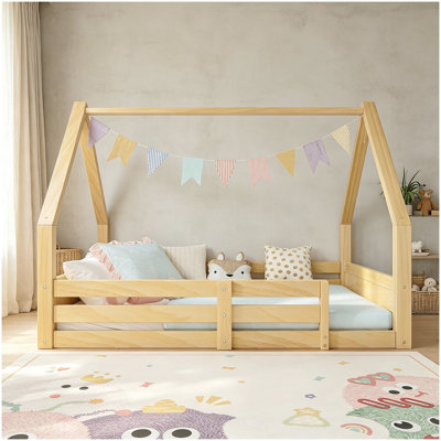 Lit en bois pour deux personnes avec plancher en forme de maison, structure en forme de toit, barrières de sécurité et panneaux rainurés, blanc
