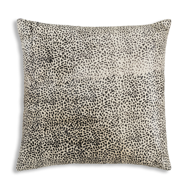 Coussin décoratif en velours noir et ivoire 22 po x 22 po Cloud9 Design Hudson