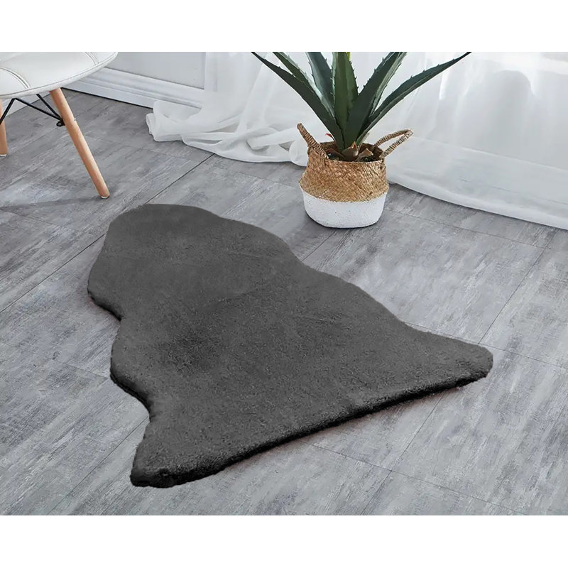 Tapis gris en similifourrure tissé à la machine Novelty Hadji, Nouveauté 5 pi x 8 pi