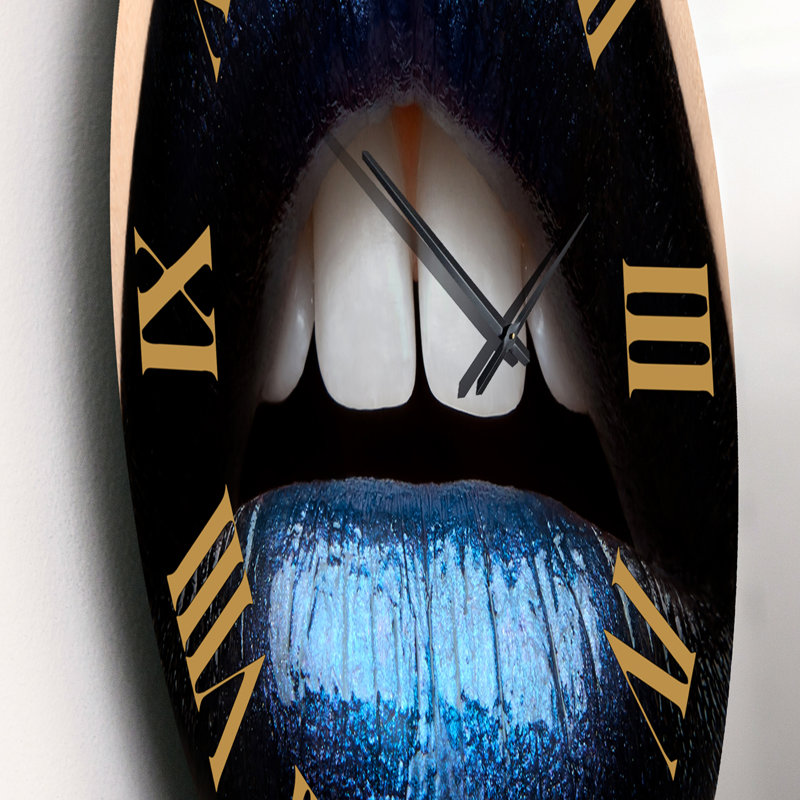 Femme avec un rouge à lèvres noir et bleu - horloge murale moderne, Petit