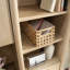 Bureau avec finition brune, panneau léger et pourtant, rangement ouvert avec deux tablettes, compartiment caché, glissières de tiroir et système de gestion des câbles, derrière les portes,