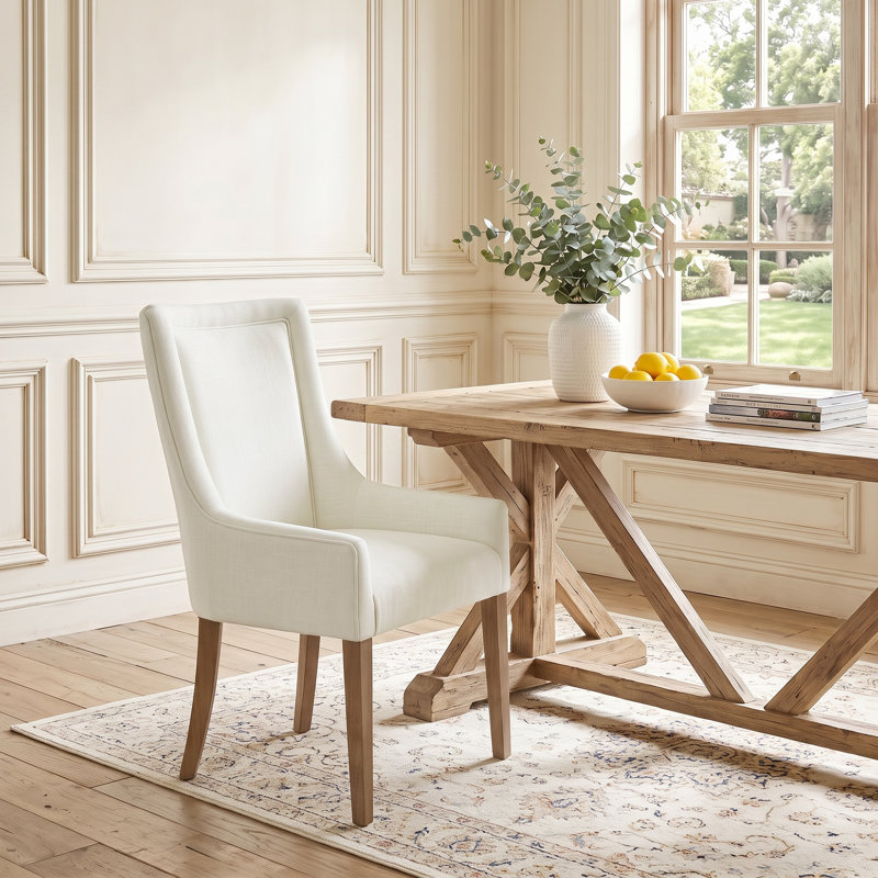 Chaise de salle à manger rembourrée Bennison avec accoudoirs inclinés et pieds en bois rustique, Beige