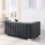 Un canapé-lit Channel contemporain avec une touche moderne sur la conception traditionnelle de Chesterfield pour des sièges confortables et élégants dans n'importe quelle maison