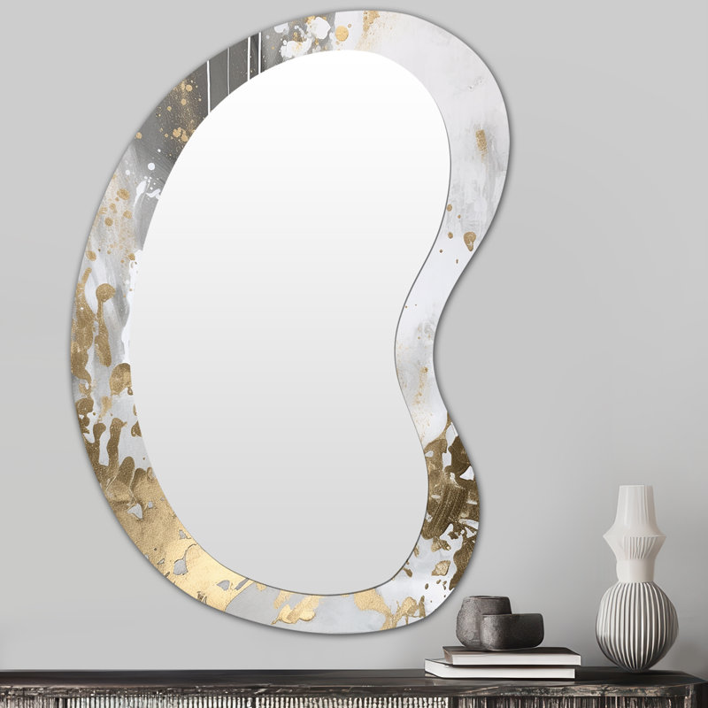 Or et blanc qui se heurtent abstrait I - Art abstrait en métal - Miroir mural moderne asymétrique, 31 po x 22 po