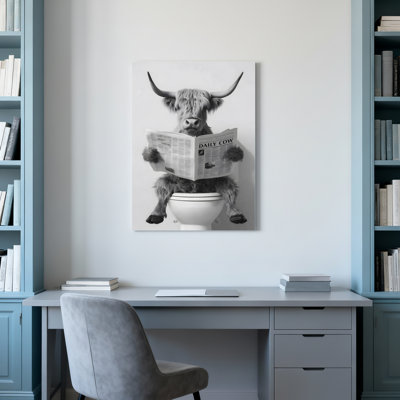 Vache lisant un journal sur une toile tendue sur toile, impression d'humour noir et blanc pour la salle de bain ou le salon
