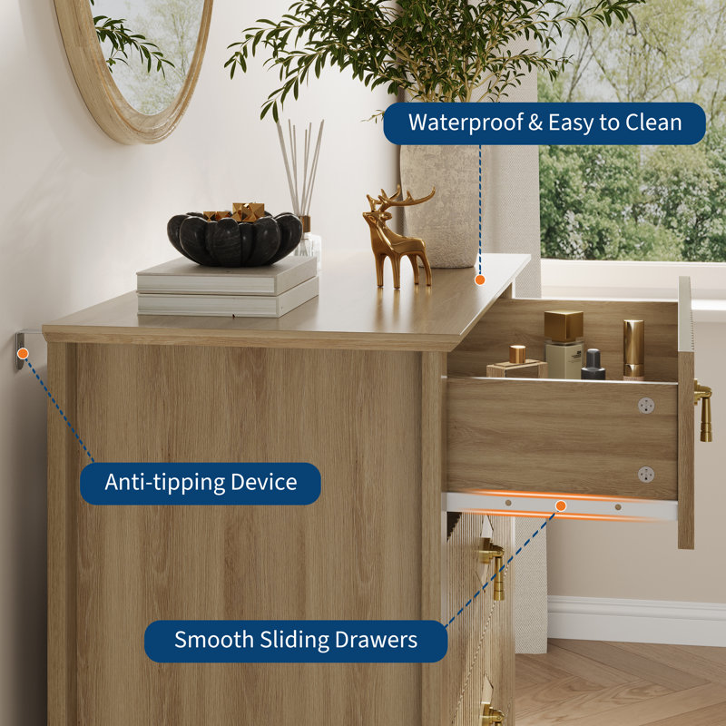 Commode cannelée de 42,9 po de hauteur à 5 tiroirs, commode en bois Modern Wave avec poignées en métal pour la chambre à coucher, le salon et l'entrée - Naturel