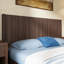 Tête de lit murale en bois avec rainure 3D pour très grand lit-917064382-917064320