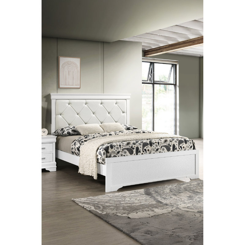 Mobilier de chambre à coucher moderne: lit à panneau double avec tête de lit tapissier blanche et capitonnage à boutons pour des nuits paisibles