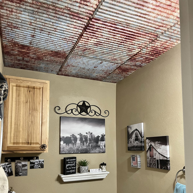 Tuile de plafond en PVC texturé L 48 po x l 24 po avec toit en étain vieilli