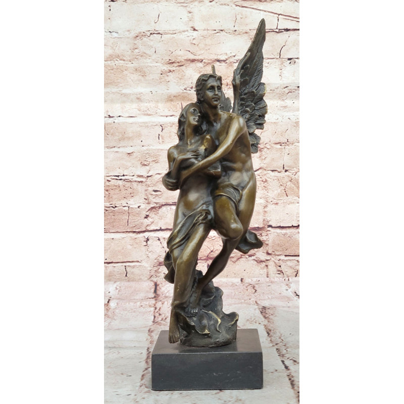 Statue en bronze représentant un ange portant une femme - Eros et psyché romantiques