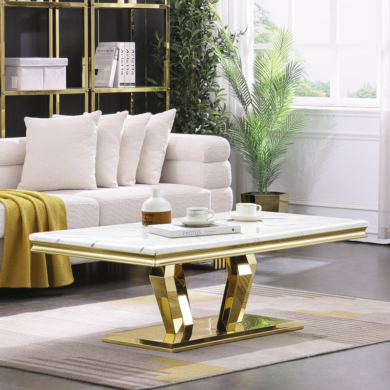 Table basse de luxe contemporaine blanche et dorée avec 4 bases géométriques en miroir