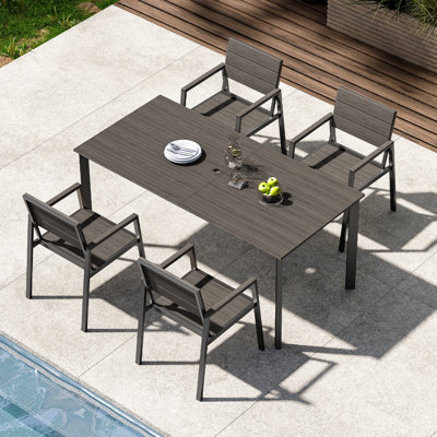 Ensemble de salle à manger d'extérieur en aluminium 5 pièces avec table de 170 cm (67 po) avec plateau imitation bois et trou pour parasol