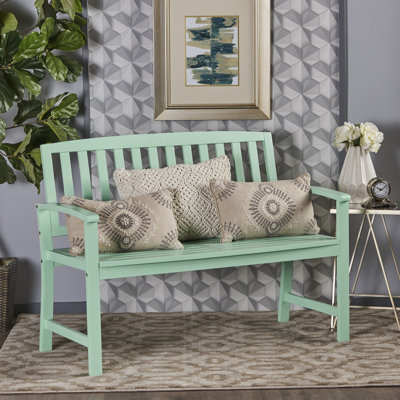 Banc en bois de couleur menthe pour divers environnements intérieurs et extérieurs, ajoutant du style aux espaces