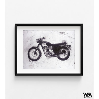 Moto noir par JB Hall, décor de vélo noir et blanc, garage garage