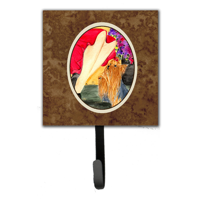 Femme avec porte-laisse yorkie et crochet à clé