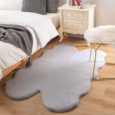 Tapis gris clair en fausse fourrure à poils longs tissé à la machine Khyrie