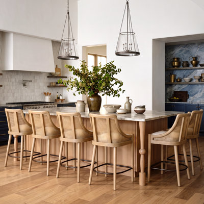 Tabouret de bar moderne Paxon en bois d'hévéa massif, hauteur du siège 66,7 cm, dossier en rotin et siège rembourré, idéal pour les îlots de cuisine.