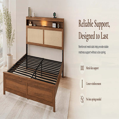 Structure de lit très grand avec tête de lit en rotin et lampe de lecture à DEL intégrée, lit plateforme moderne avec tablette de rangement, aucun sommier nécessaire