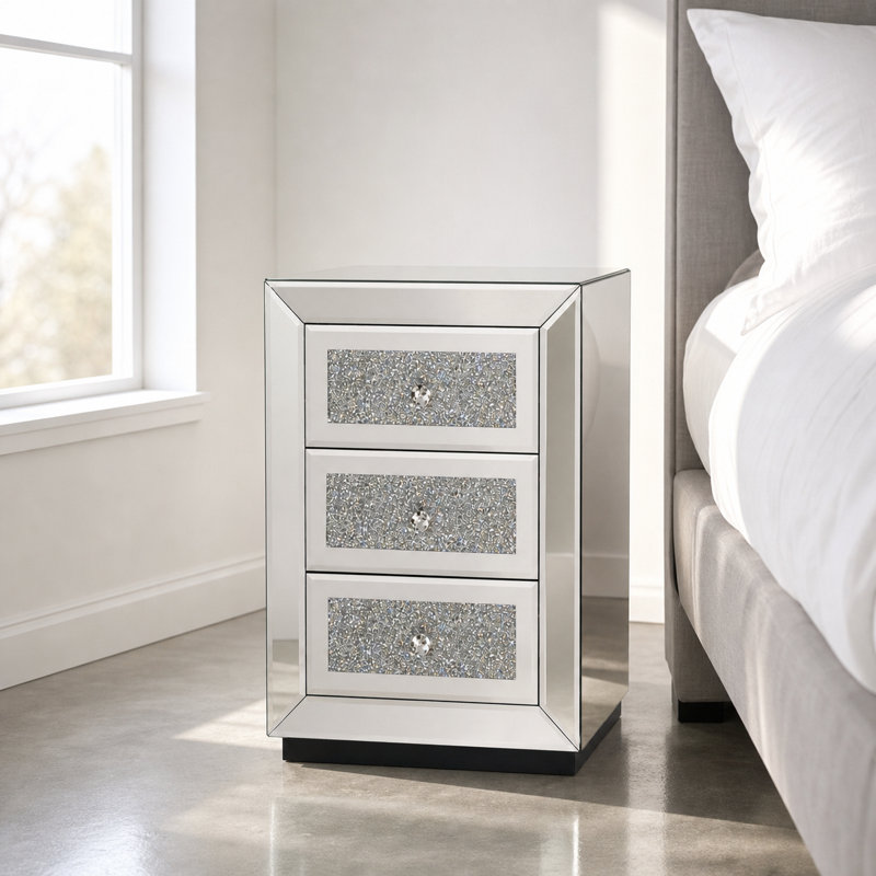 Table de chevet à trois tiroirs argentée avec détails en cristal pour le rangement de la chambre à coucher et du salon