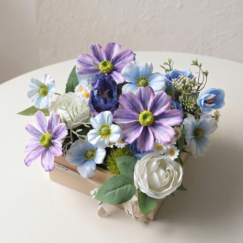Arrangement de fleurs artificielles dans une boîte en bois pour la décoration intérieure, Bleu