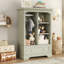 Garde-robe ouverte pour enfants avec une tringle suspendue et des tablettes ouvertes, un grand tiroir, une conception basse près du sol pour un accès facile-491869761