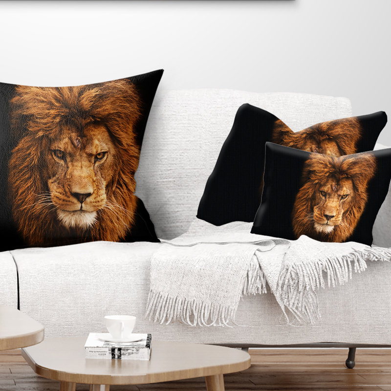 Visage de lion mâle sur fond noir - coussin imprimé animal